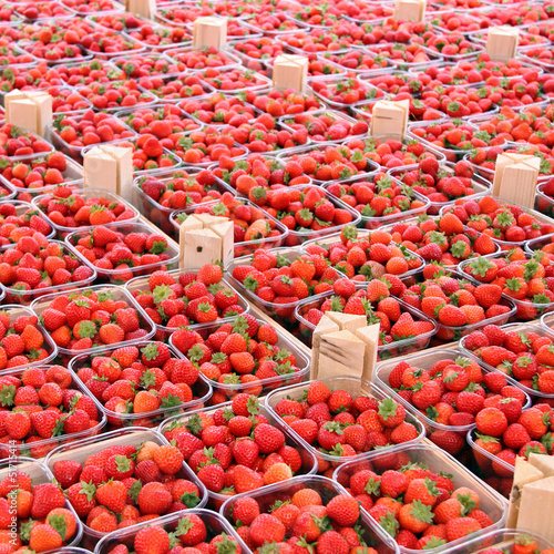 Photo: obststiegen mit erdbeeren obststiegen mit erdbeeren