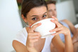 Foto: Portrait of young woman having breakfast Portrait of young woman having breakfast
