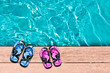 Sandales homme femme au bord d'une piscine