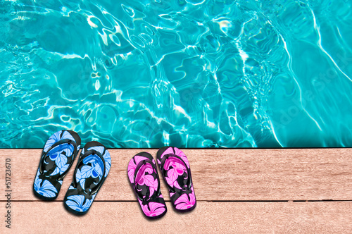 Photo: Sandales homme femme au bord d'une piscine Sandales homme femme au bord d'une piscine