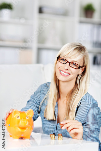 Photo: frau zählt ihr geld frau zählt ihr geld