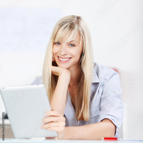 Photo: entspannte frau mit tablet entspannte frau mit tablet