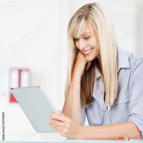Photo: frau liest am tablet frau liest am tablet