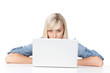 Foto: frau schaut über laptop frau schaut über laptop