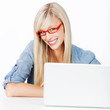 frau mit roter brille