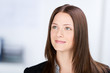 junge frau schaut nach oben