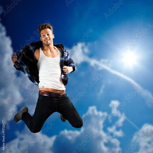 Photo: glücklicher springender junger Mann glücklicher springender junger Mann