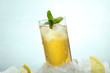 the' al gusto di  limone con ghiccio su sfondo verde