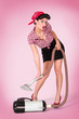 Foto: Pinup zeigt Hausfrau mit Staubsauger beim staubsaugen Pinup zeigt Hausfrau mit Staubsauger beim staubsaugen