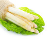 Spargelbund auf Salatblatt