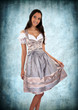 Foto: Frau im Dirndl vor Steinwand Frau im Dirndl vor Steinwand