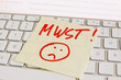 Notiz auf Computer Tastatur: MWSt.