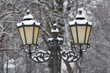 schneebedeckte Straßenlaternen