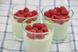 Pistazienpudding mit Himbeeren
