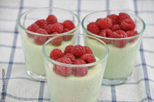 Photo: Pistazienpudding mit Himbeeren Pistazienpudding mit Himbeeren