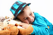Kind mit Stofftieren