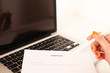 Laptop und Schriftsatz