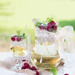 Maibowle mit Waldmeister und Himbeeren Glas und Krug