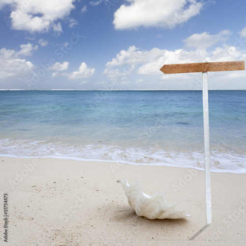 Photo: poteau indicateur sur plage tropicale poteau indicateur sur plage tropicale