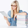 Photo: frau mit tablet und bücherstapel frau mit tablet und bücherstapel