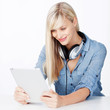 frau hört musik mit tablet