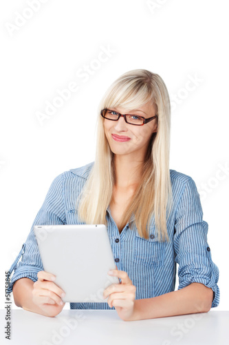 Photo: blonde frau mit tablet blonde frau mit tablet