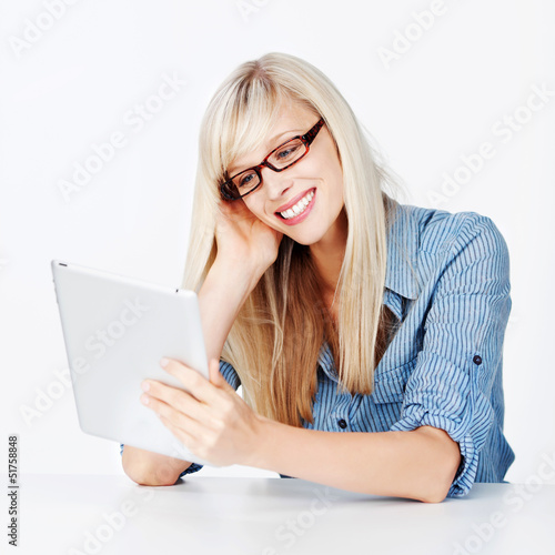 Photo: frau liest news am tablet frau liest news am tablet