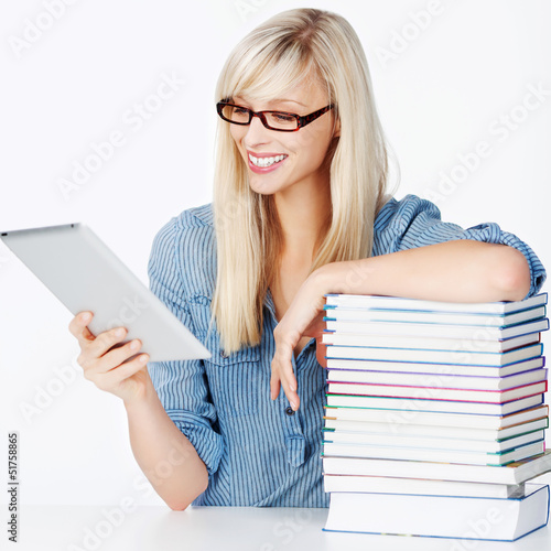 Photo: frau mit tablet und bücherstapel frau mit tablet und bücherstapel