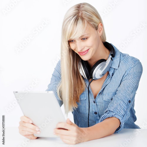 Photo: frau hört musik mit tablet frau hört musik mit tablet