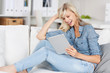 Foto: frau liest ein lustiges ebook frau liest ein lustiges ebook