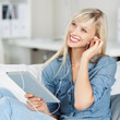 frau mit tablet hört musik