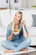 frau isst obstsalat