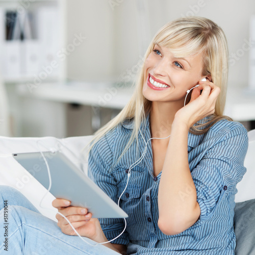 Photo: frau mit tablet hört musik frau mit tablet hört musik