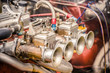 Foto: vintage muscle car carburetor and engine bay closeup vintage muscle car carburetor and engine bay closeup