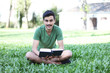 junger Mann im Park