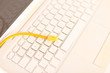 Netzwerkkabel auf Tastatur