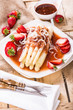 Weisser Spargel mit Erdbeer-Pfeffersauce