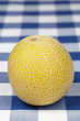 Galia-Melone auf karierter Tischdecke