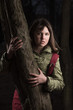 Foto: The girl the teenager costs at a tree at night The girl the teenager costs at a tree at night