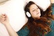 Musik hören auf dem Bett