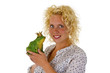 Foto: Junge Frau mit Froschkoenig Junge Frau mit Froschkoenig