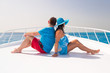 Foto: Couple in hug relaxing on the luxury yacht cruise Couple in hug relaxing on the luxury yacht cruise