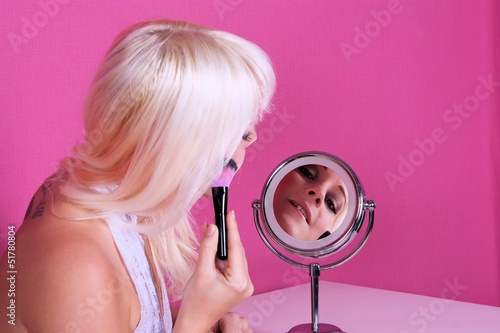 Photo: Frau beim schminken Frau beim schminken