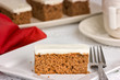 Foto: Carrot Cake on a white plate with fork. Shallow depth of field Carrot Cake on a white plate with fork. Shallow depth of field