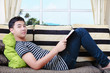 Foto: Teenager asian boy laying on sofa Teenager asian boy laying on sofa