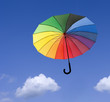 Regenschirm in Regenbogenfarben