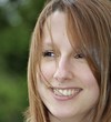 Jeune femme souriante les cheveux au vent