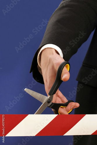 Photo: Einweihung mit weiß-rotem Absperrband Einweihung mit weiß-rotem Absperrband
