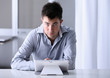 Foto: man at the desk with tablet man at the desk with tablet