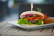 Frischer selbstgemachter Burger an Kartoffelecken